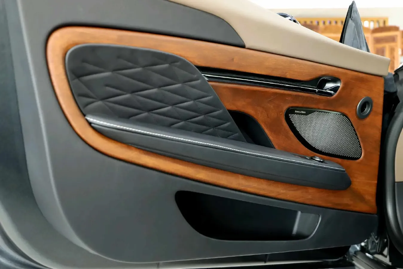 2025 Aston Martin DB12 4.0T 680HP V8 8AT,autocango,china used car exporter,china ev exporter,chinese used car exporter,chinese used ev exporter