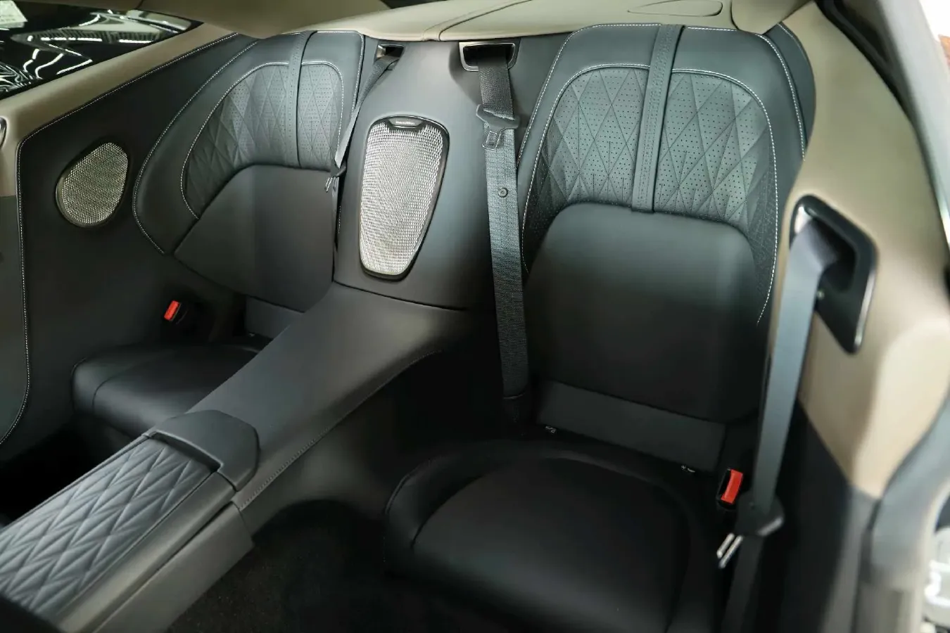 2025 Aston Martin DB12 4.0T 680HP V8 8AT,autocango,china used car exporter,china ev exporter,chinese used car exporter,chinese used ev exporter