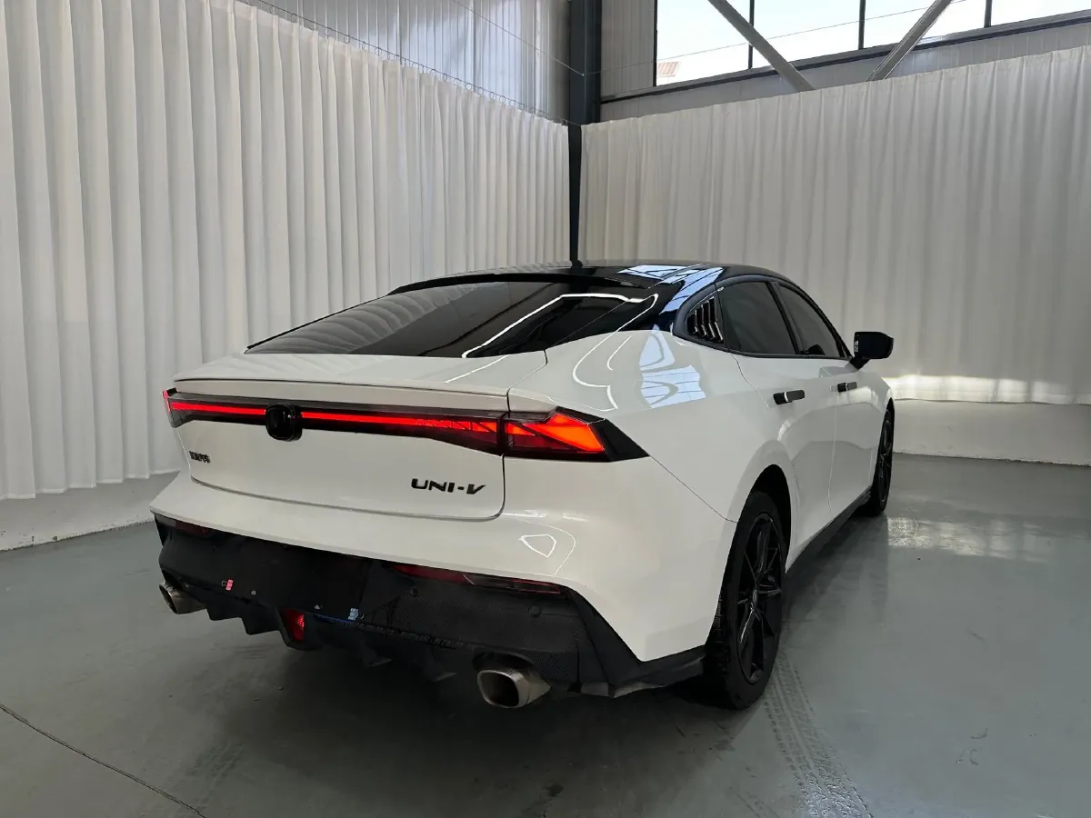 2022 ChangAn UNI-V 1.5T 188HP L4 7DCT,autocango,china used car exporter,china ev exporter,chinese used car exporter,chinese used ev exporter