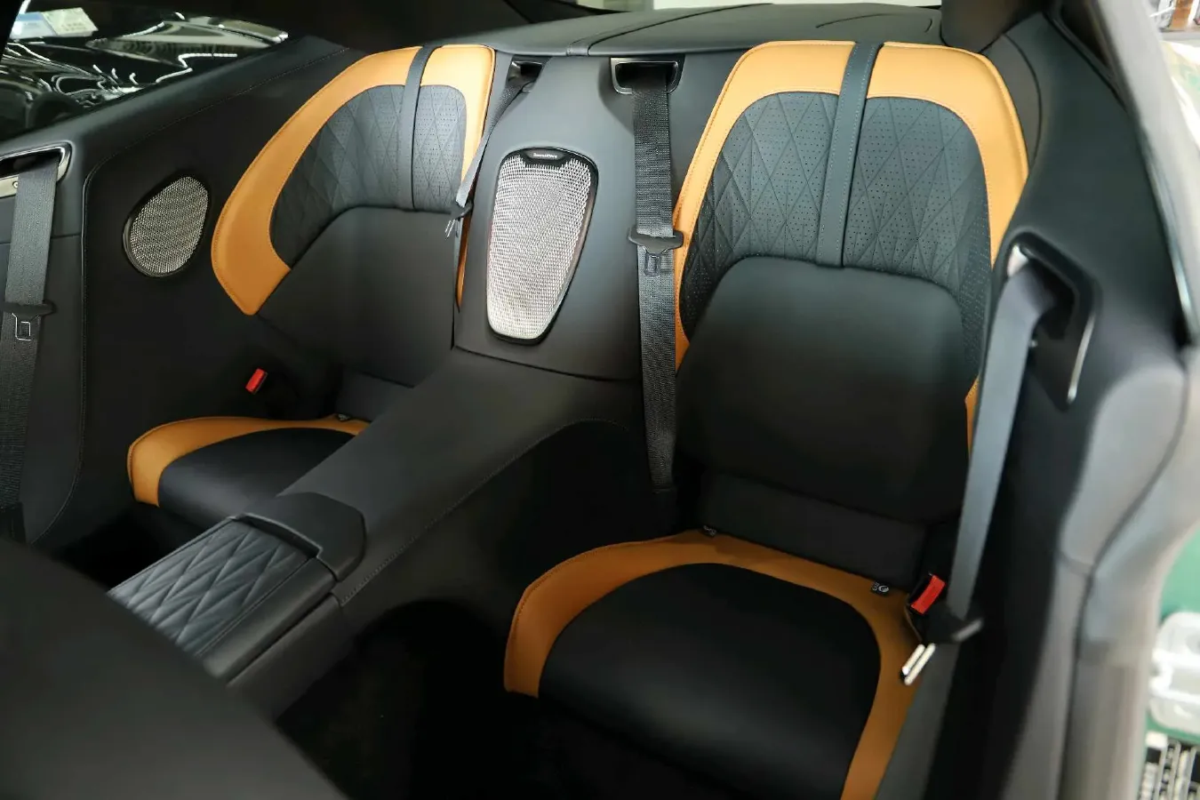 2025 Aston Martin DB12 4.0T 680HP V8 8AT,autocango,china used car exporter,china ev exporter,chinese used car exporter,chinese used ev exporter