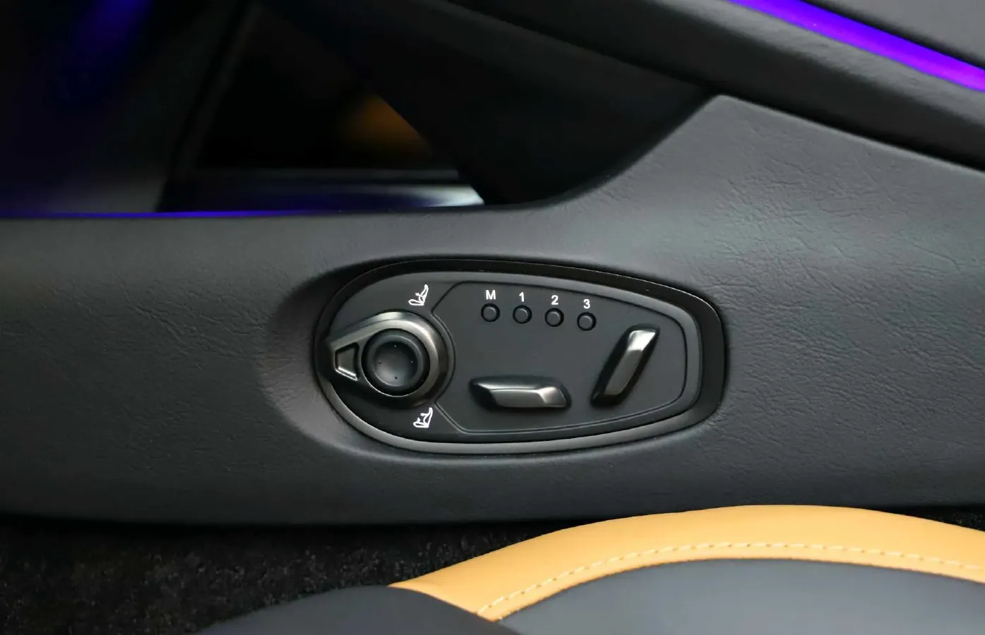 2025 Aston Martin DB12 4.0T 680HP V8 8AT,autocango,china used car exporter,china ev exporter,chinese used car exporter,chinese used ev exporter