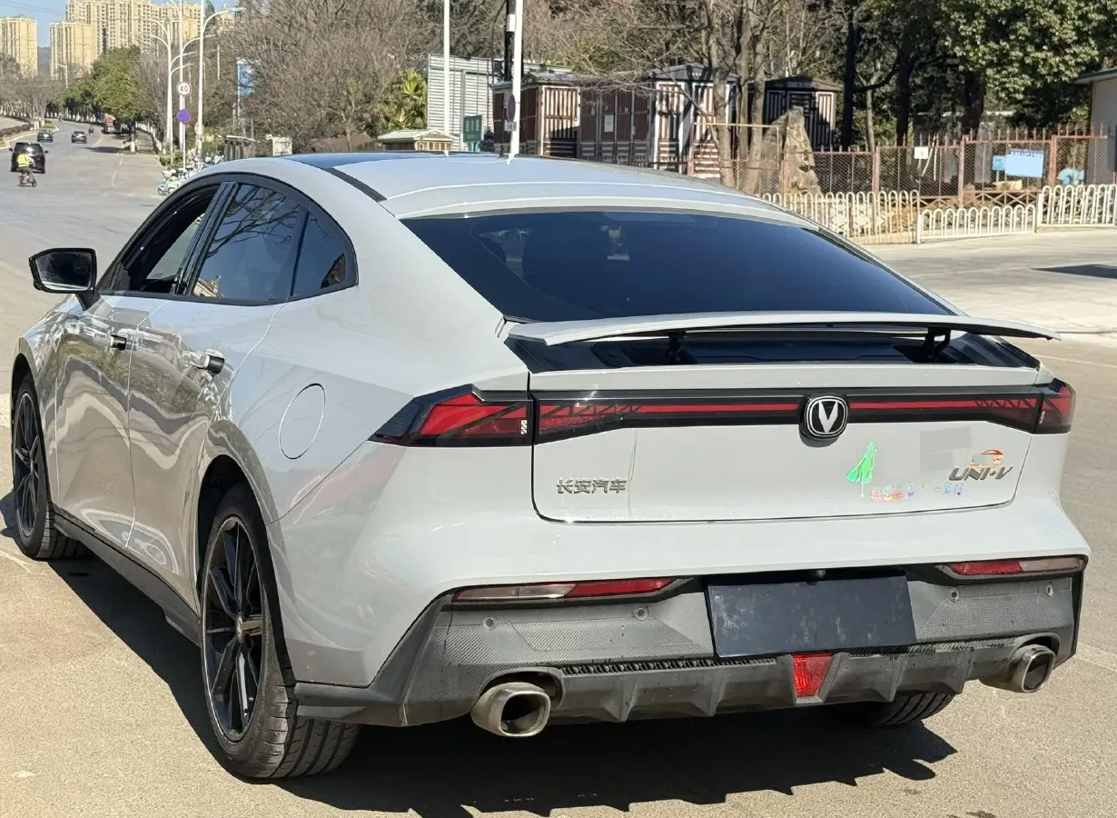 2022 ChangAn UNI-V 1.5T 188HP L4 7DCT,autocango,china used car exporter,china ev exporter,chinese used car exporter,chinese used ev exporter