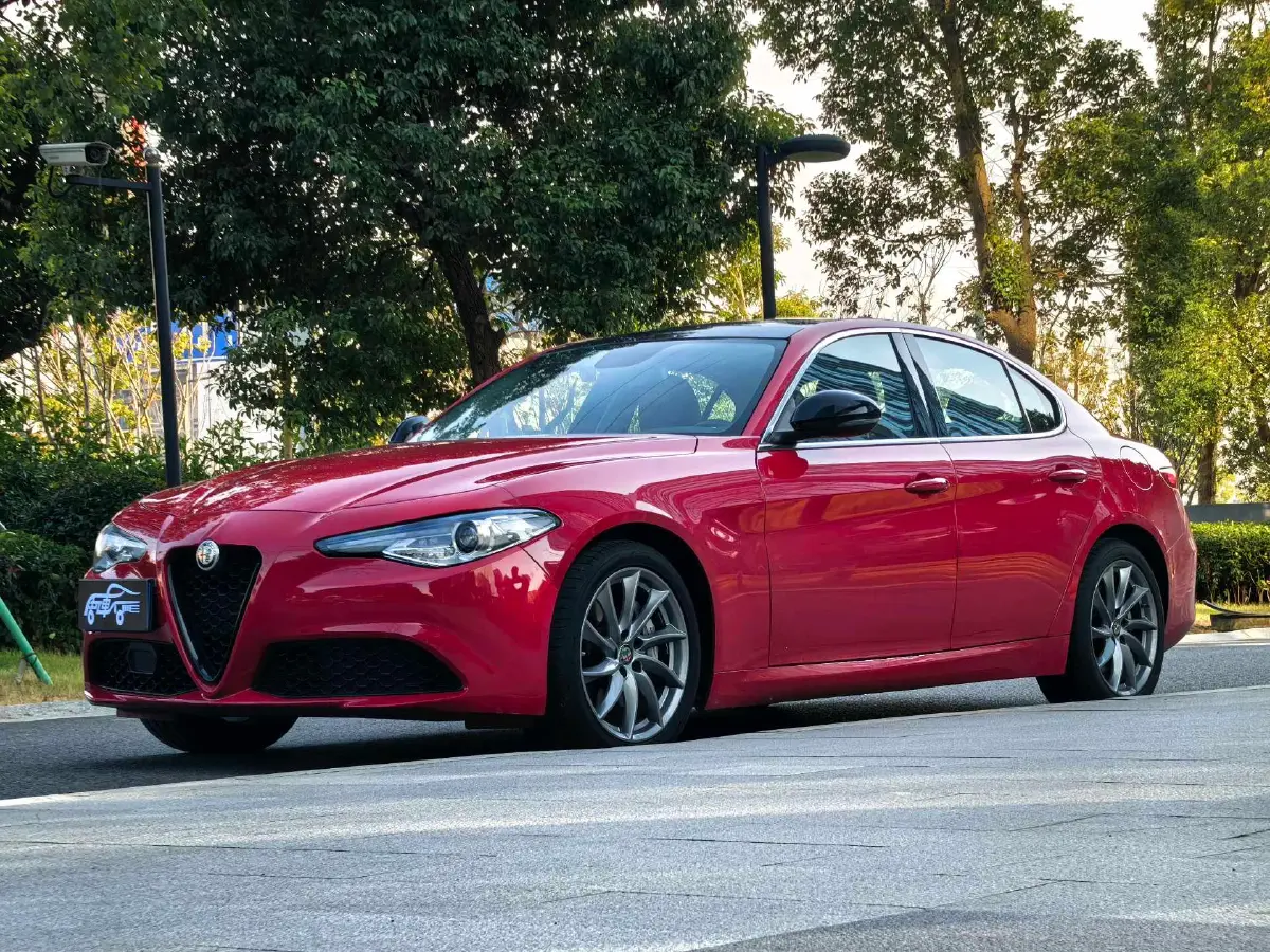 2021 Alfa Romeo Giulia 2.0T 280HP L4 8AT