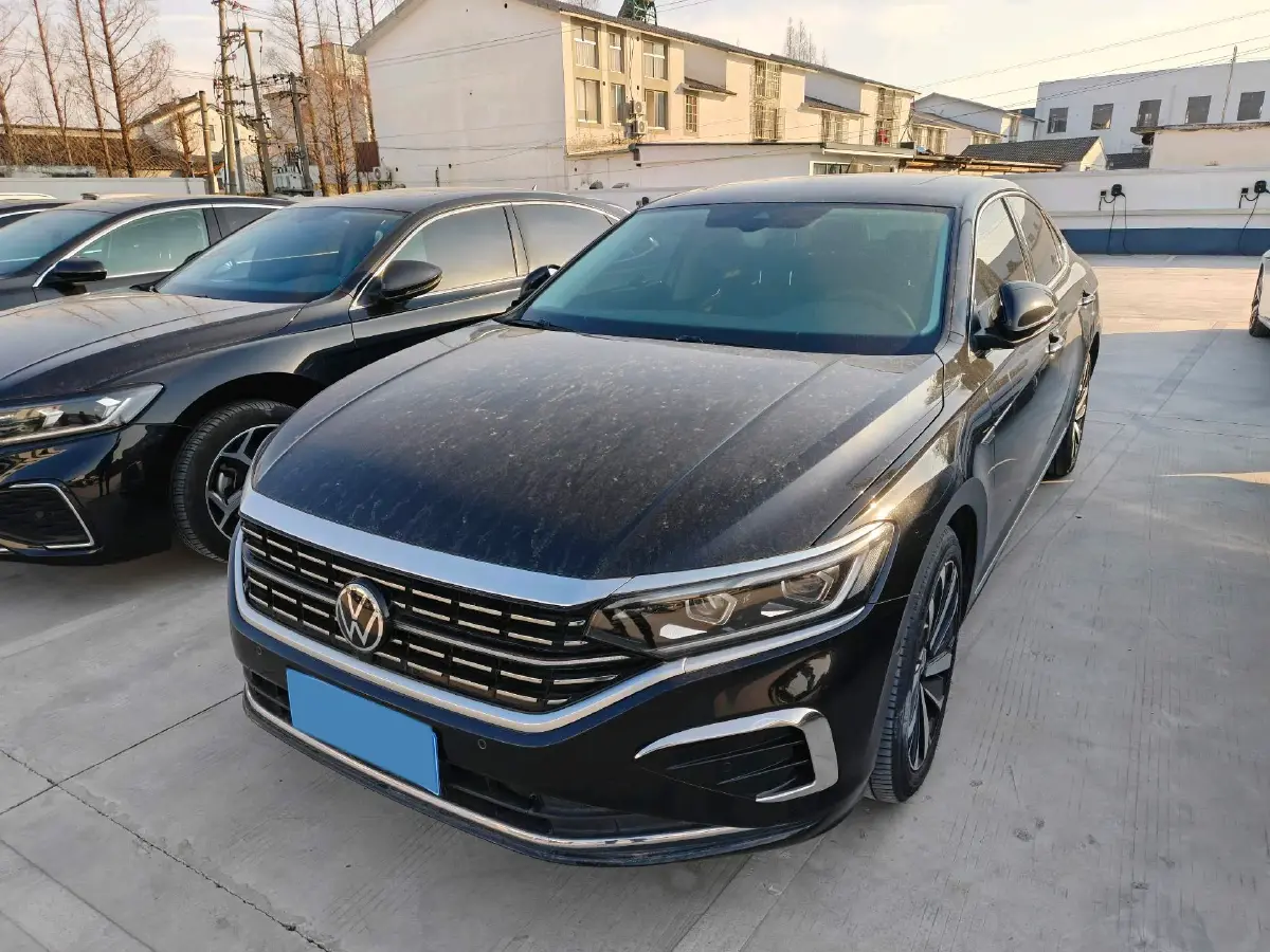 2023 Volkswagen Passat 2.0T 220HP L4 7DCT