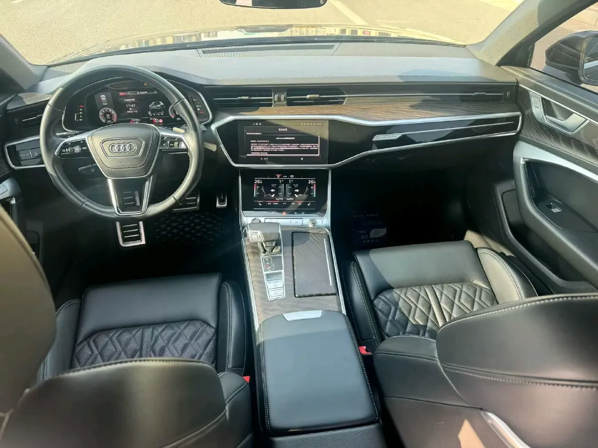 2025 Audi A6L 2.0T 245HP L4 7DCT,autocango,china used car exporter,china ev exporter,chinese used car exporter,chinese used ev exporter