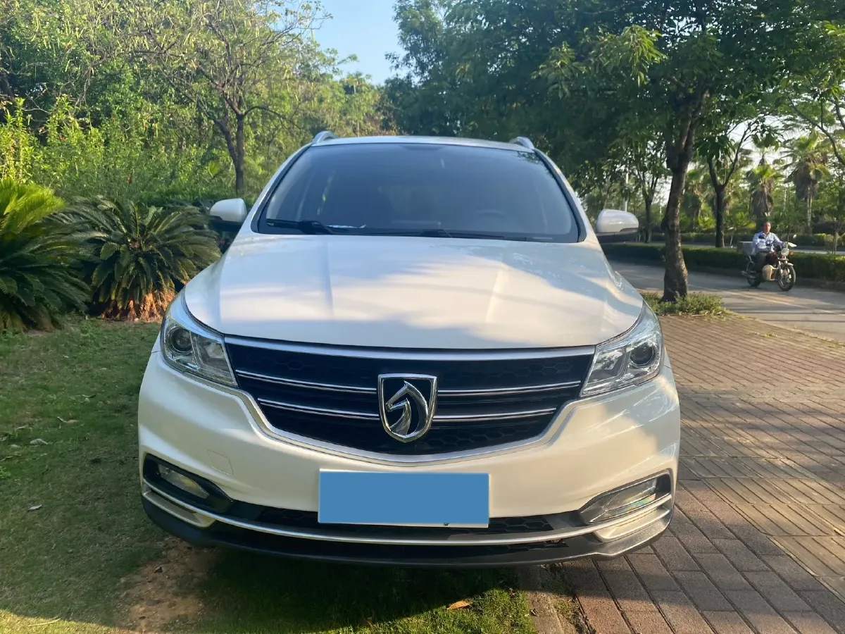 2021 BaoJun 730 1.5L 105HP L4 6MT,autocango,china used car exporter,china ev exporter,chinese used car exporter,chinese used ev exporter