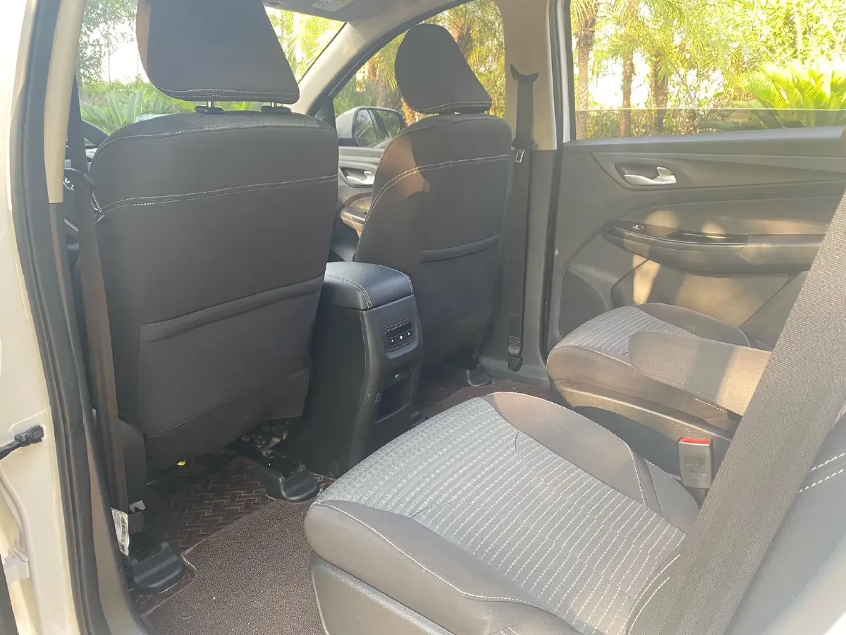 2021 BaoJun 730 1.5L 105HP L4 6MT,autocango,china used car exporter,china ev exporter,chinese used car exporter,chinese used ev exporter