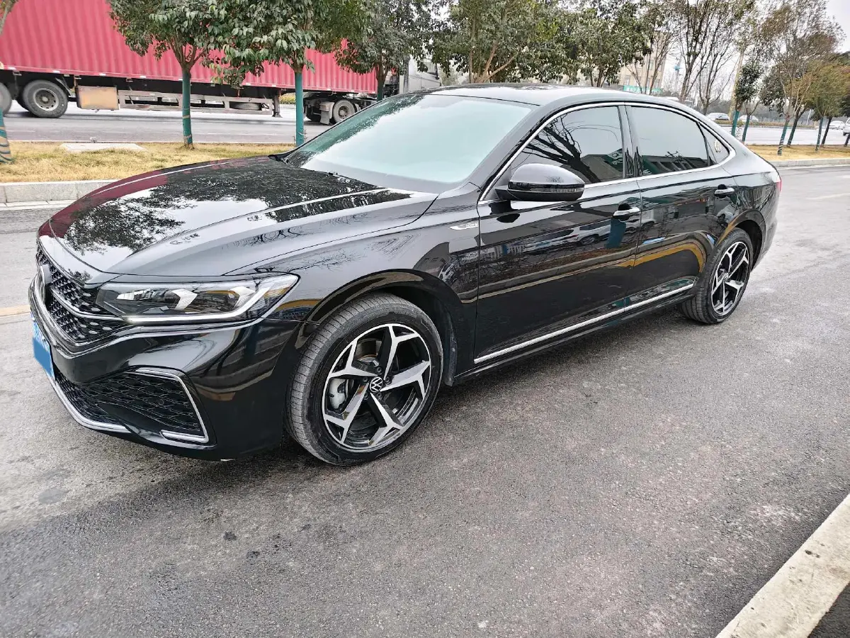 2024 Volkswagen Passat 2.0T 220HP L4 7DCT