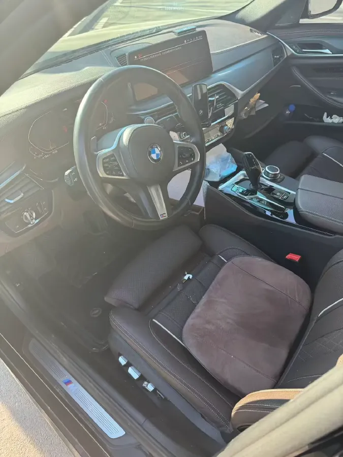 2022 BMW 5 Series 2.0T 252HP L4 8AT,autocango,china used car exporter,china ev exporter,chinese used car exporter,chinese used ev exporter