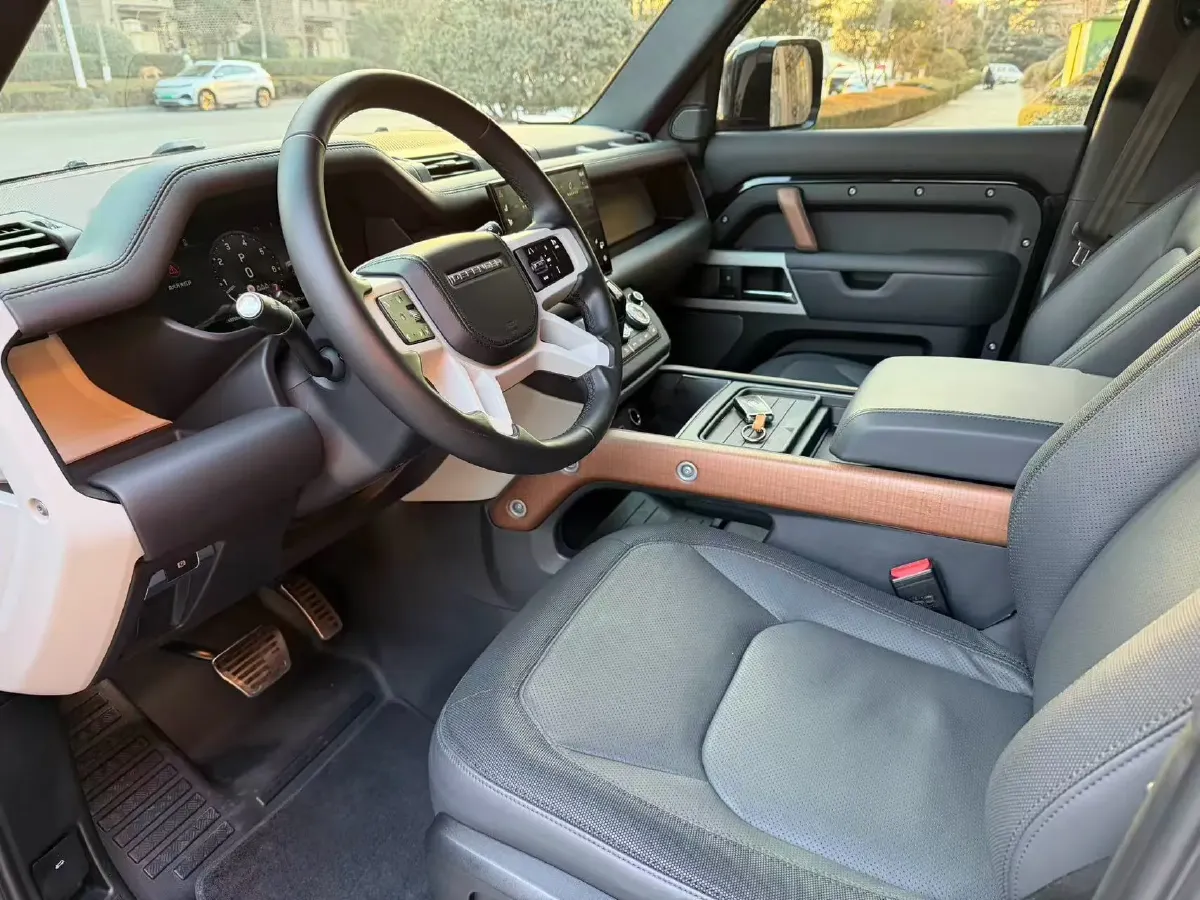 2023 Land Rover Defender 3.0T 400HP L6 8AT,autocango,china used car exporter,china ev exporter,chinese used car exporter,chinese used ev exporter