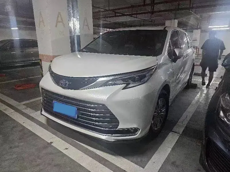 2023 Toyota Sienna 2.5L 189HP L4 E-CVT Hybrid