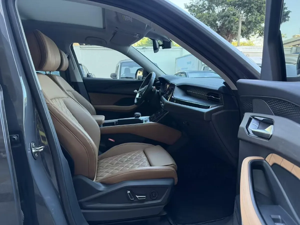 2024 Audi Q6 2.0T 265HP L4 7DCT,autocango,china used car exporter,china ev exporter,chinese used car exporter,chinese used ev exporter