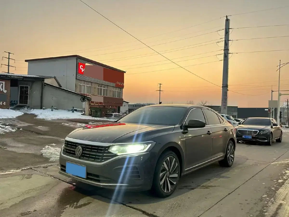 2024 Volkswagen Passat 2.0T 220HP L4 7DCT