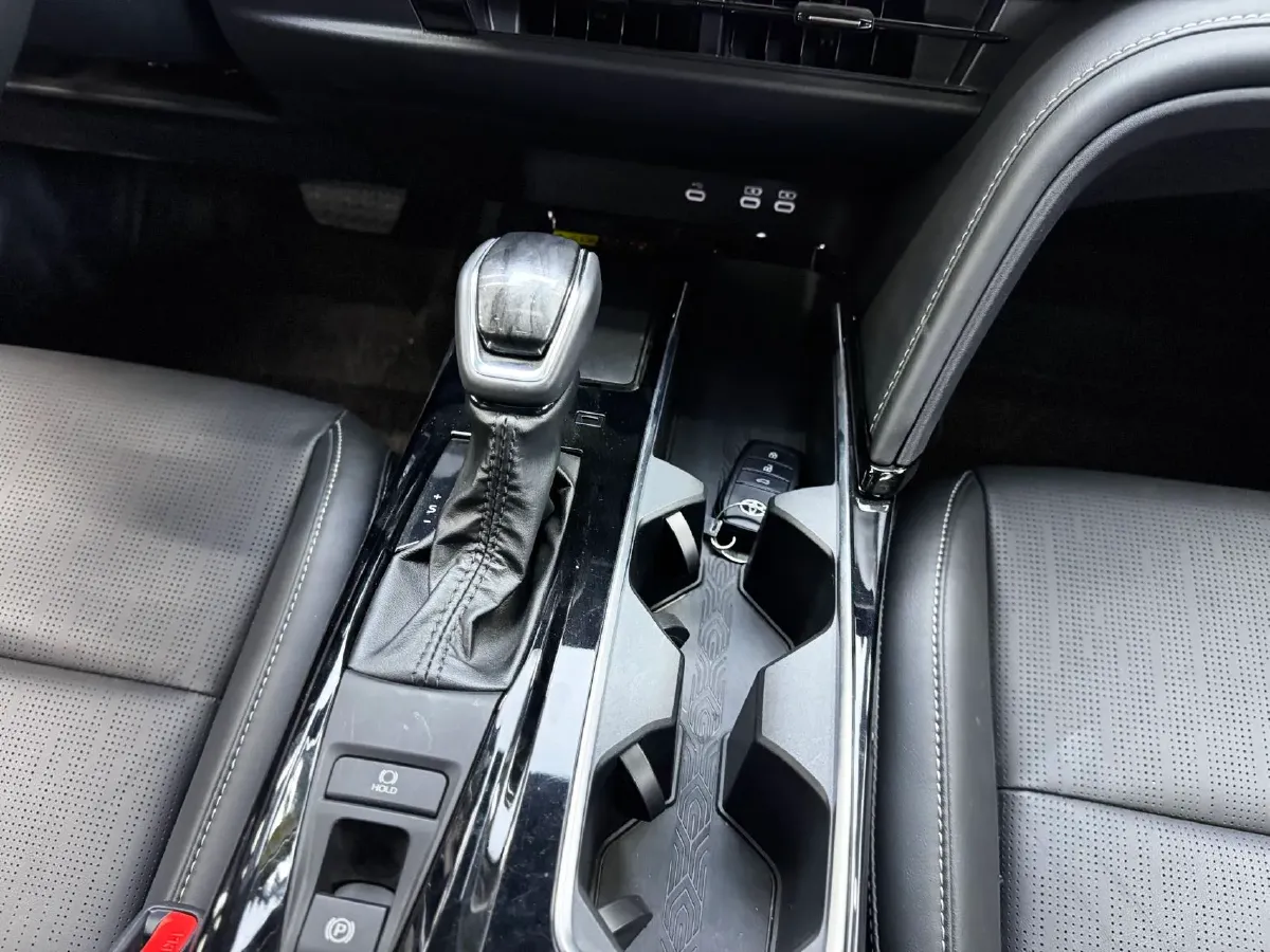 2024 Toyota Camry 2.0L 152HP L4 E-CVT Hybrid,autocango,china used car exporter,china ev exporter,chinese used car exporter,chinese used ev exporter