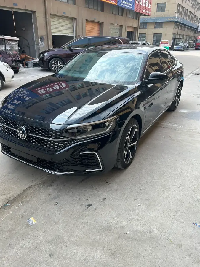 2024 Volkswagen Passat 2.0T 220HP L4 7DCT