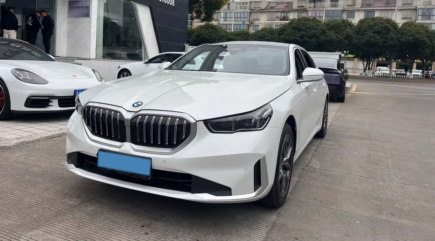 2024 BMW 5 Series 2.0T 258HP L4 8AT,autocango,china used car exporter,china ev exporter,chinese used car exporter,chinese used ev exporter