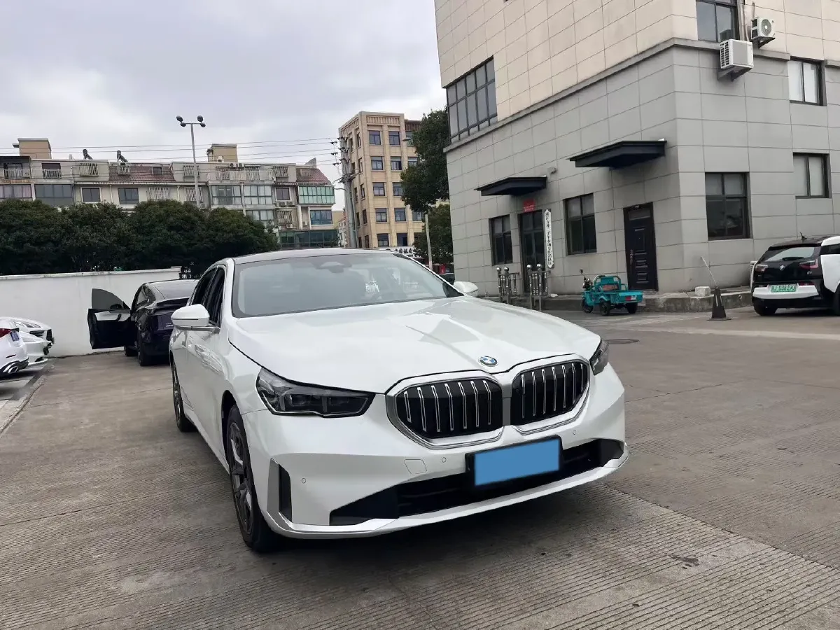 2024 BMW 5 Series 2.0T 258HP L4 8AT,autocango,china used car exporter,china ev exporter,chinese used car exporter,chinese used ev exporter