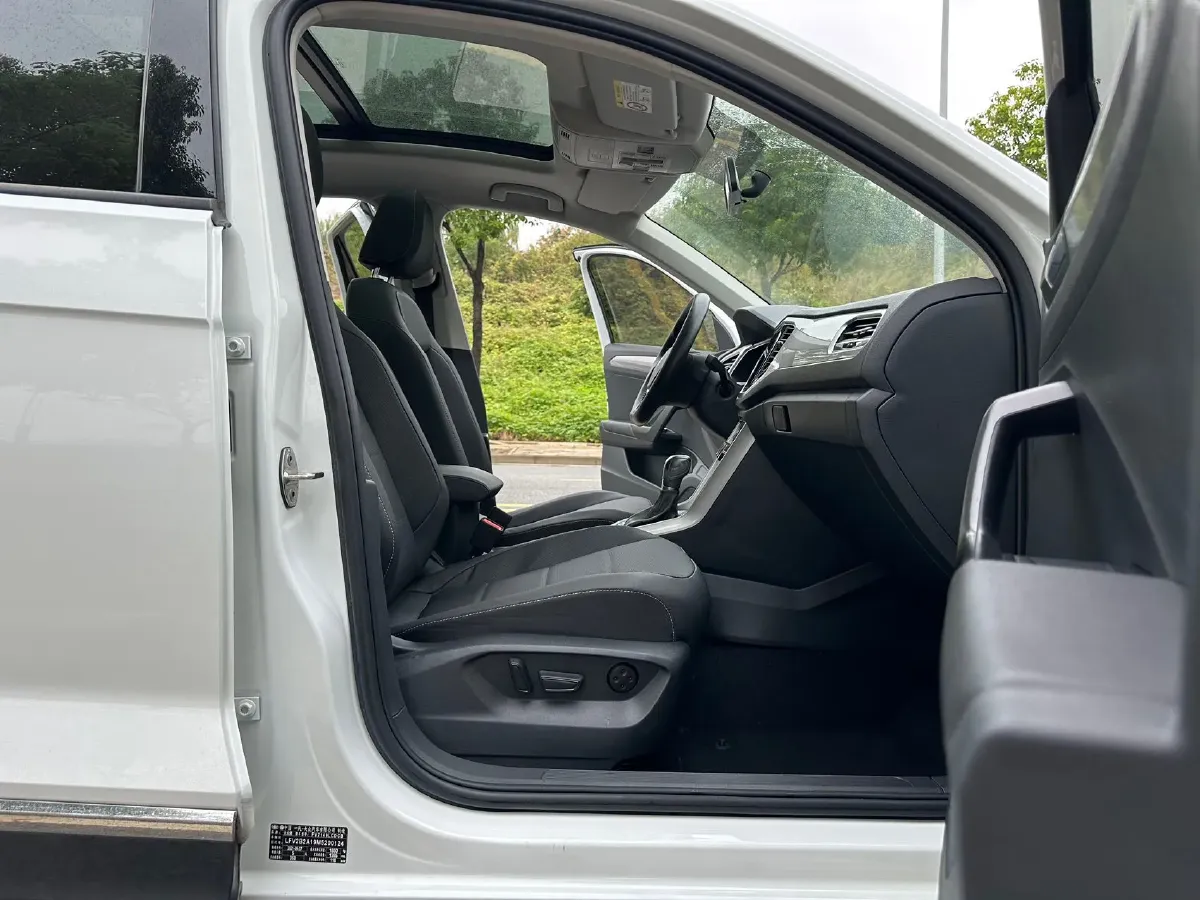 2021 Volkswagen T-Roc 1.4T 150HP L4 7DCT,autocango,china used car exporter,china ev exporter,chinese used car exporter,chinese used ev exporter