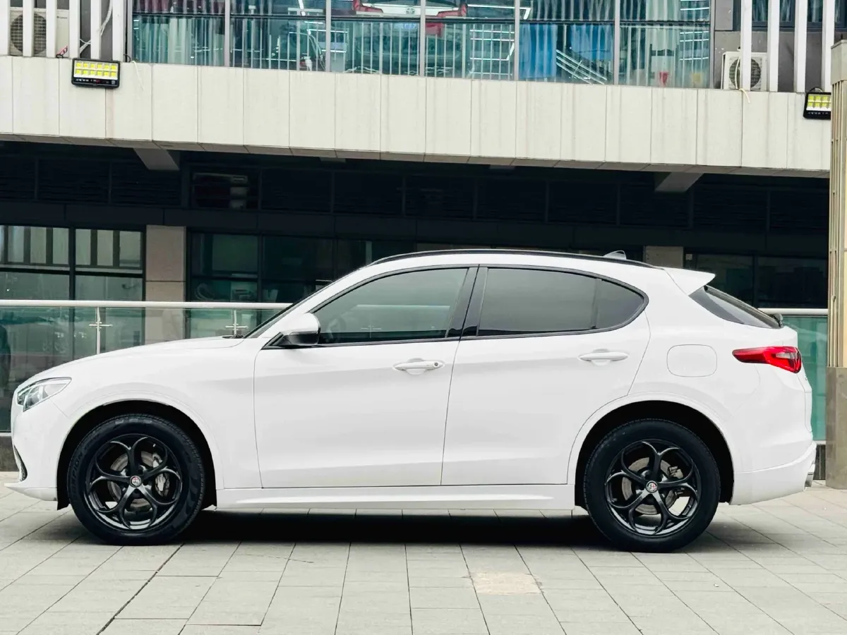 2021 Alfa Romeo Stelvio 2.0T 280HP L4 8AT,autocango,china used car exporter,china ev exporter,chinese used car exporter,chinese used ev exporter