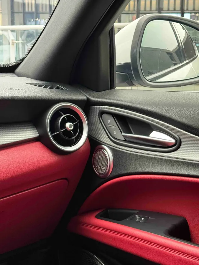 2021 Alfa Romeo Stelvio 2.0T 280HP L4 8AT,autocango,china used car exporter,china ev exporter,chinese used car exporter,chinese used ev exporter