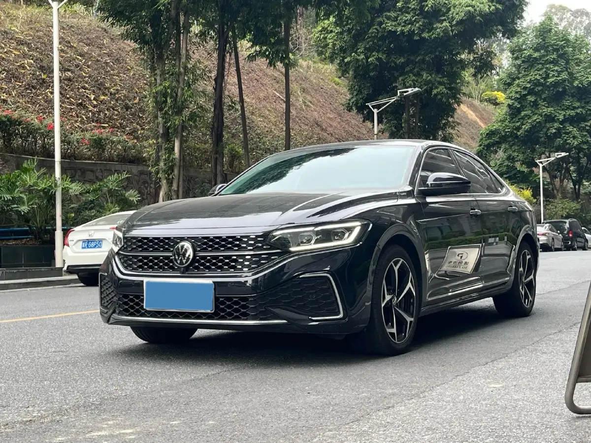 2024 Volkswagen Passat 2.0T 220HP L4 7DCT