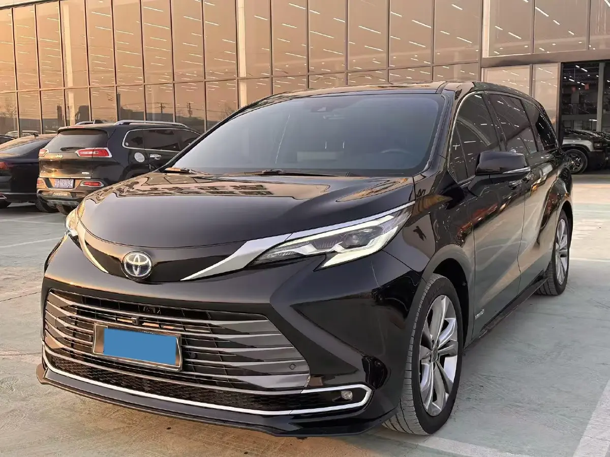 2023 Toyota Sienna 2.5L 189HP L4 E-CVT Hybrid