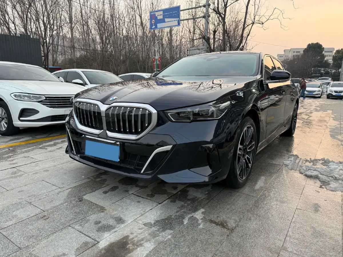 2024 BMW 5 Series 2.0T 190HP L4 8AT