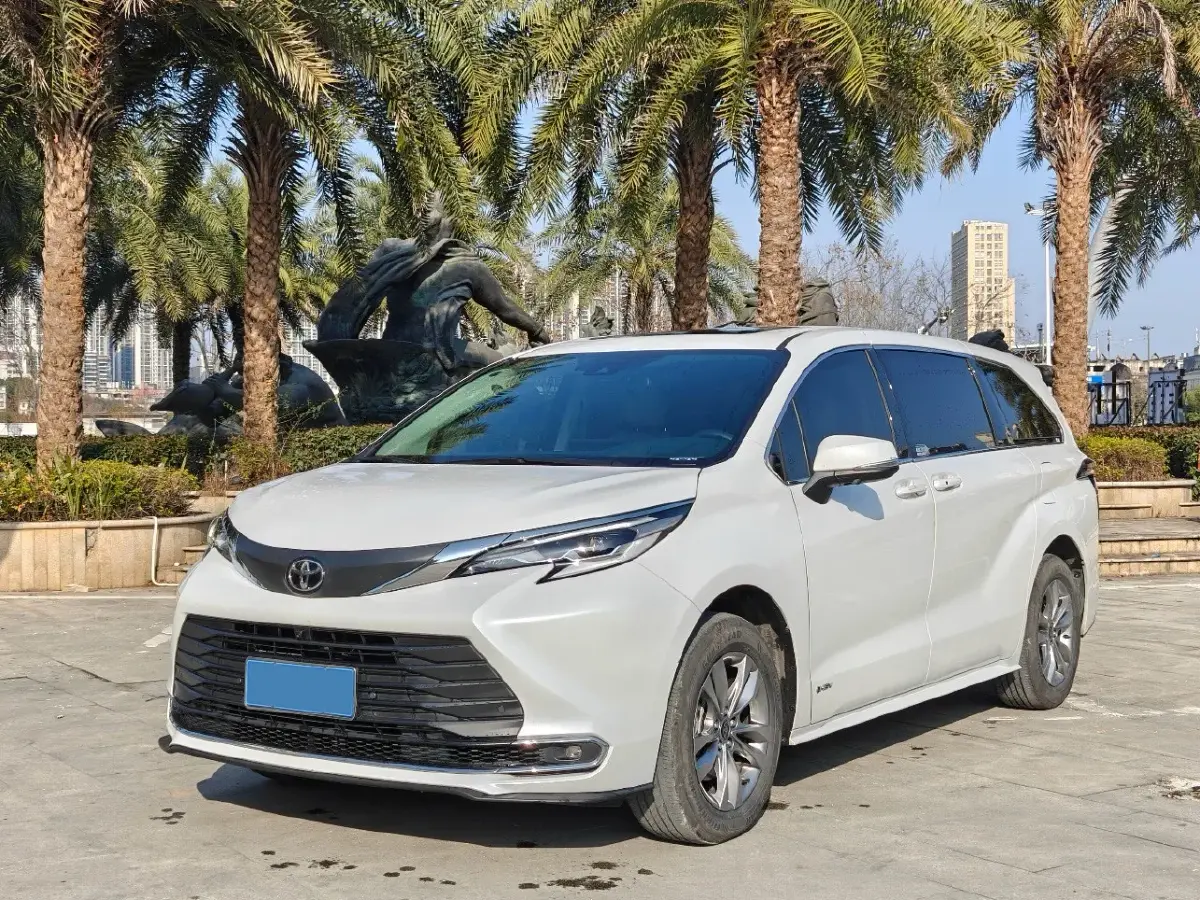 2024 Toyota Sienna 2.5L 189HP L4 E-CVT Hybrid