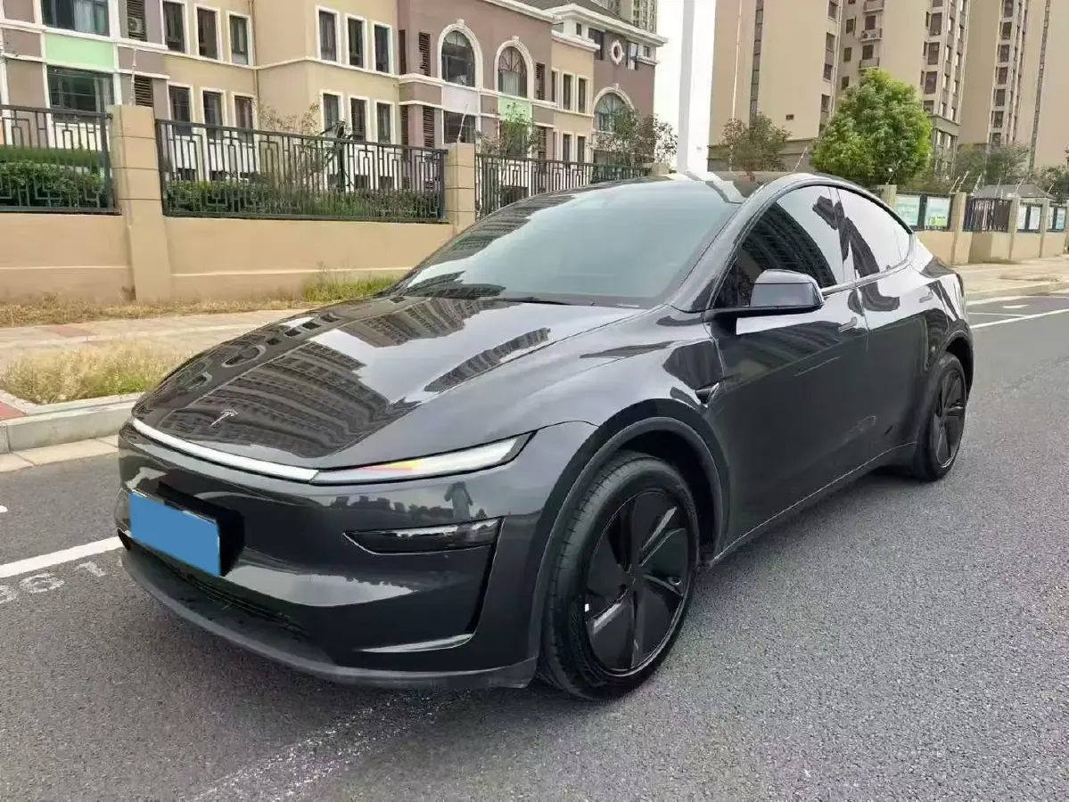 2025 Tesla Model Y BEV 62.5KWH