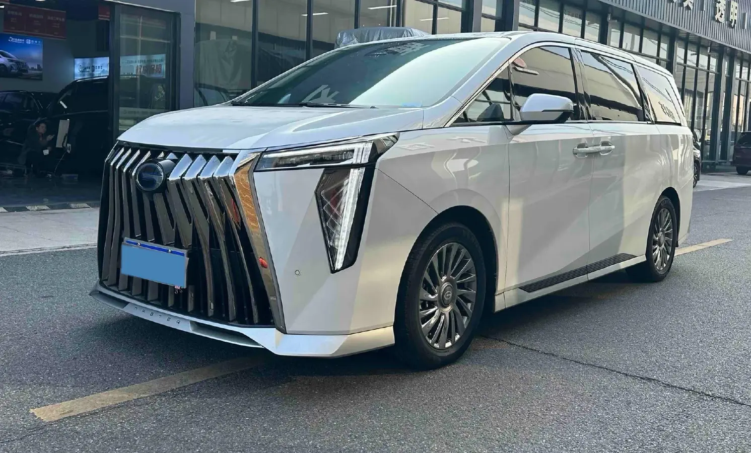 2023 GAC Trumpchi M8 2.0T 190HP L4 E-CVT Hybrid