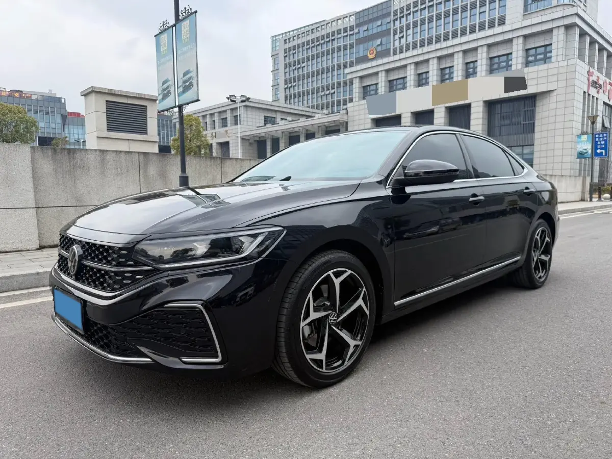 2025 Volkswagen Passat 2.0T 220HP L4 7DCT