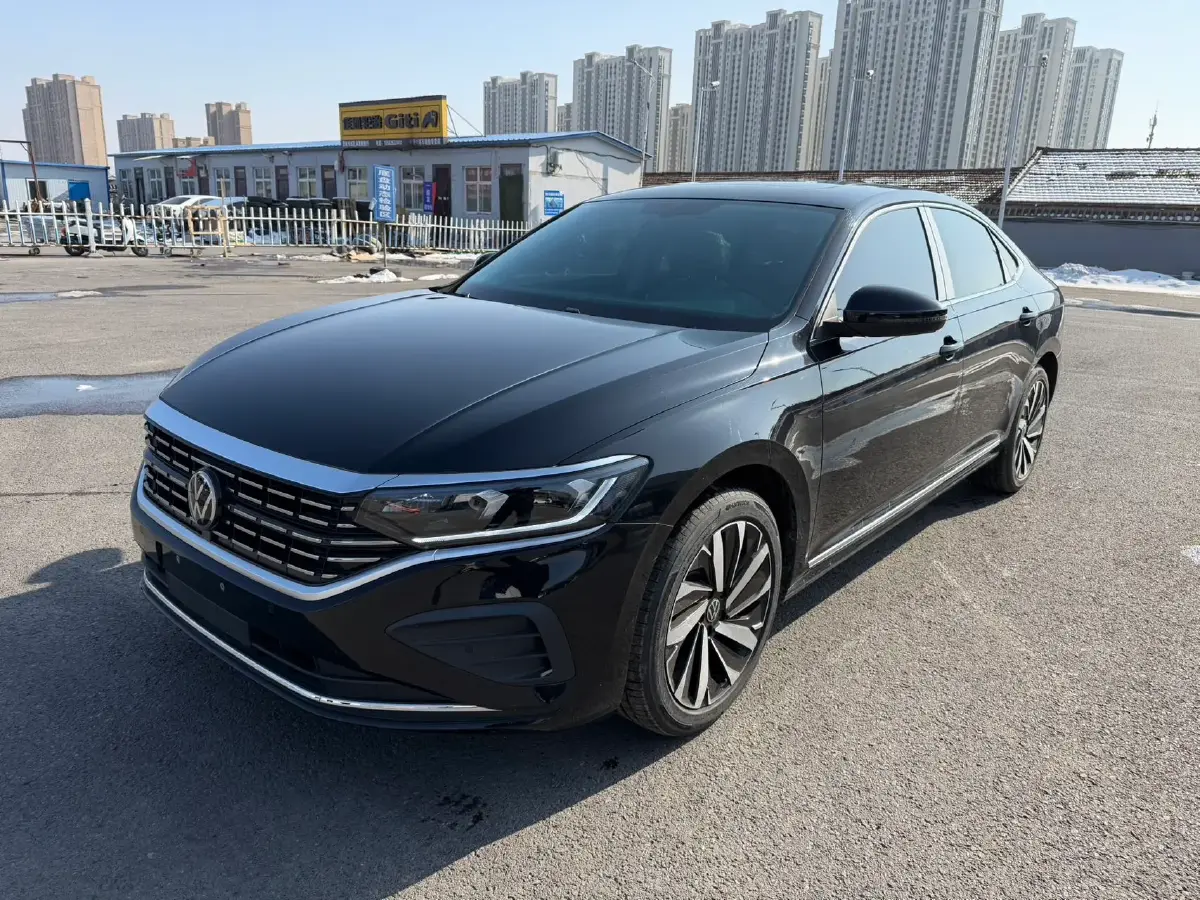 2025 Volkswagen Passat 2.0T 186HP L4 7DCT