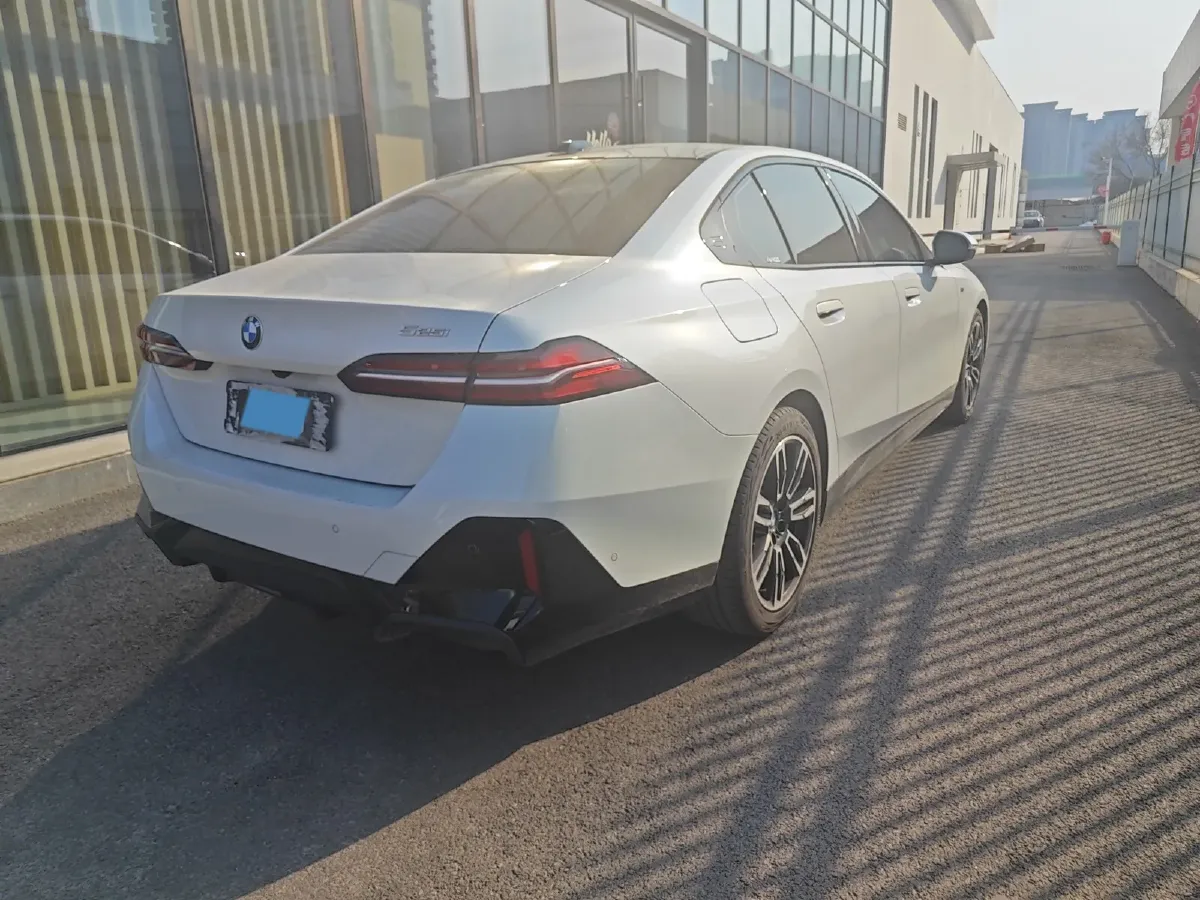 2024 BMW 5 Series 2.0T 190HP L4 8AT,autocango,china used car exporter,china ev exporter,chinese used car exporter,chinese used ev exporter