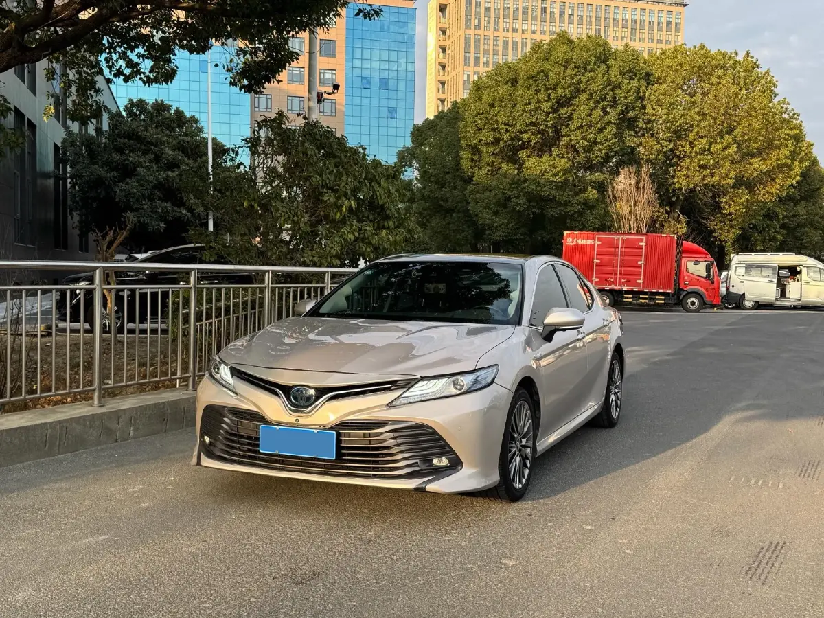2019 Toyota Camry 2.5L 178HP L4 E-CVT Hybrid