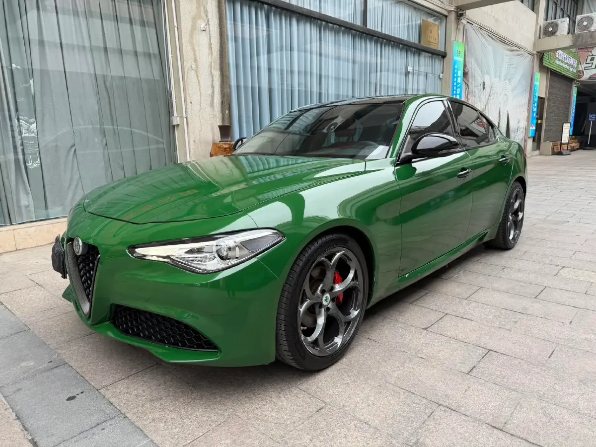2017 Alfa Romeo Giulia 2.0T 200HP L4 8AT