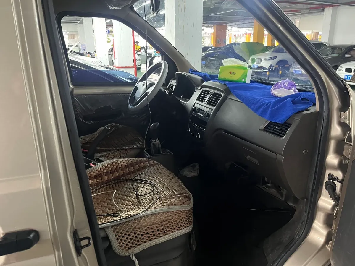 2021 WuLing RongGuang S 1.2L 76HP L4 5MT,autocango,china used car exporter,china ev exporter,chinese used car exporter,chinese used ev exporter