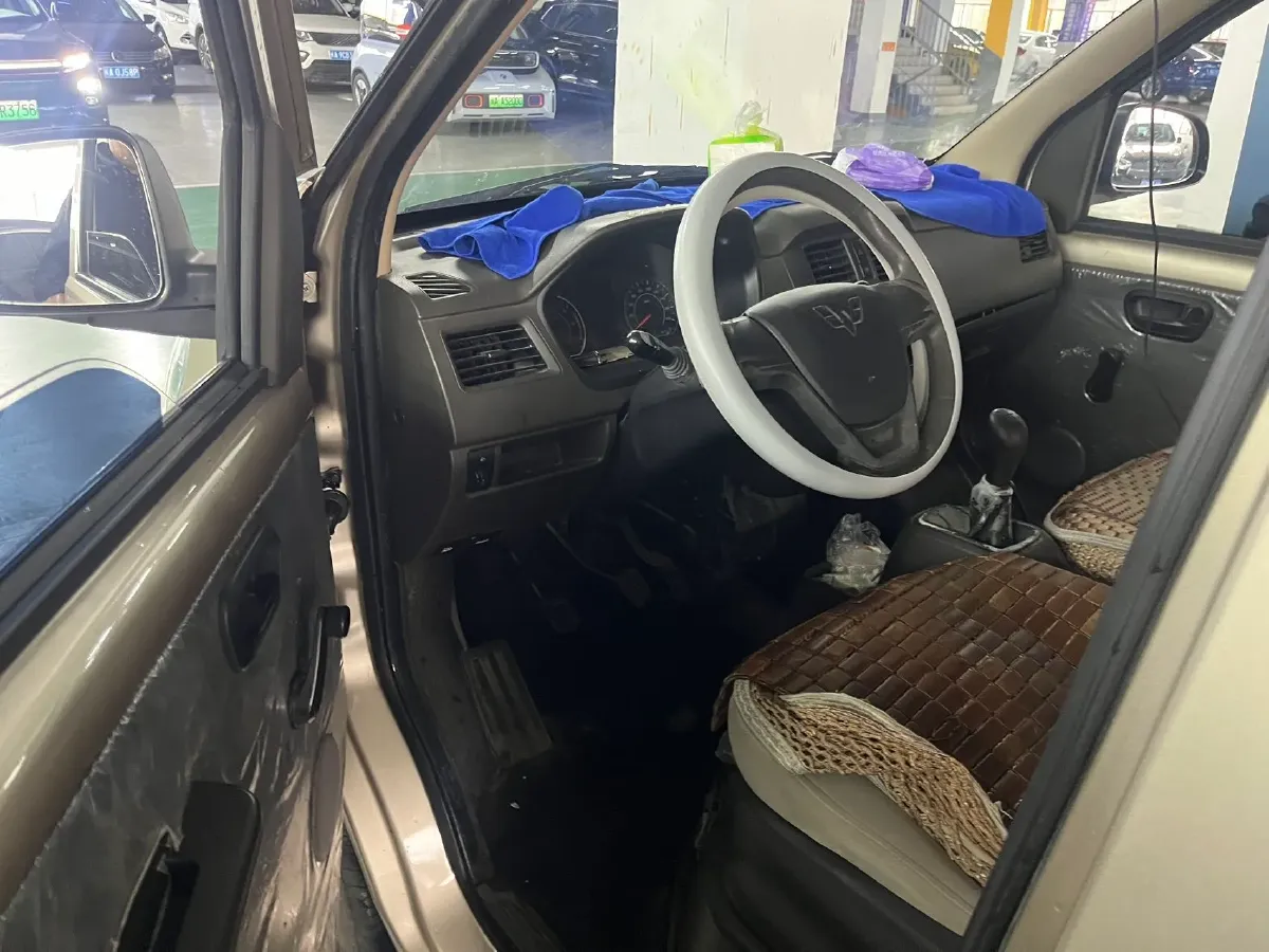 2021 WuLing RongGuang S 1.2L 76HP L4 5MT,autocango,china used car exporter,china ev exporter,chinese used car exporter,chinese used ev exporter
