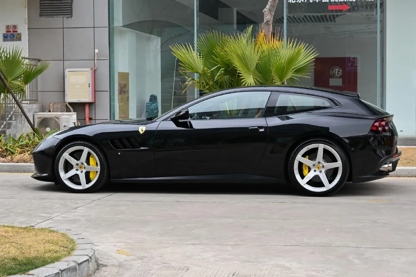 2017 Ferrari GTC4 Lusso 3.9T 609HP V8 7DCT,autocango,china used car exporter,china ev exporter,chinese used car exporter,chinese used ev exporter