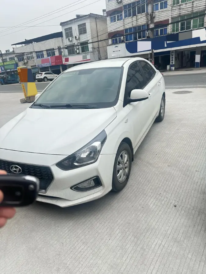 2017 Hyundai Reina 1.4L 95HP L4 5MT