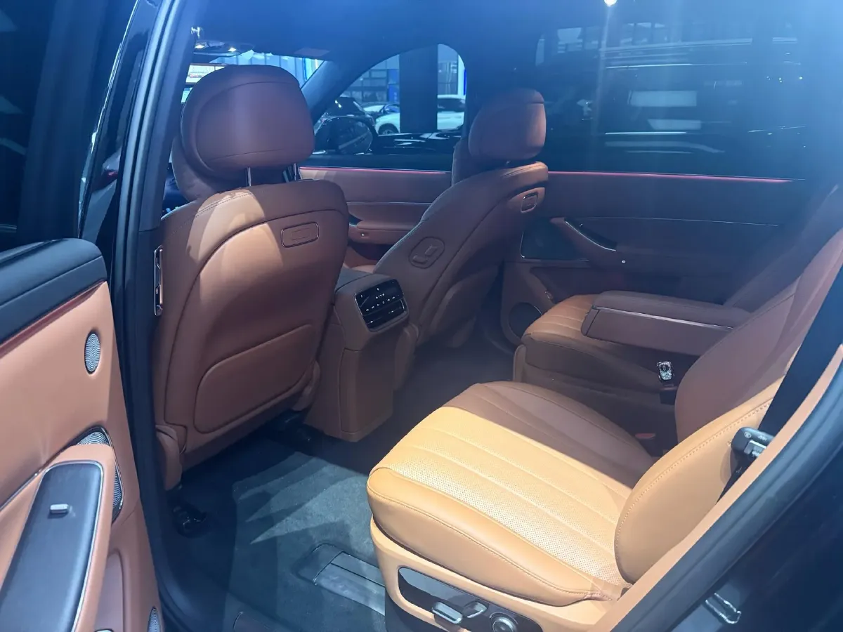 2025 AITO AITO M8 REEV 160HP REEV 53.4KWH,autocango,china used car exporter,china ev exporter,chinese used car exporter,chinese used ev exporter