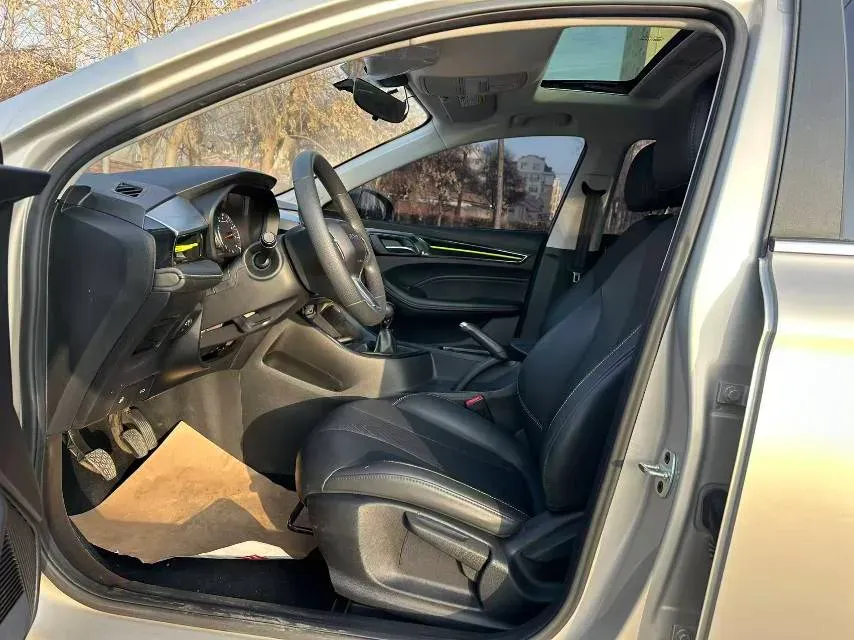 2021 Roewe i5 1.5L 120HP L4 5MT,autocango,china used car exporter,china ev exporter,chinese used car exporter,chinese used ev exporter