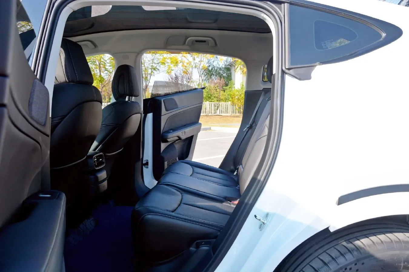 2024 Volkswagen ID.UNYX 06 BEV 82.4KWH,autocango,china used car exporter,china ev exporter,chinese used car exporter,chinese used ev exporter