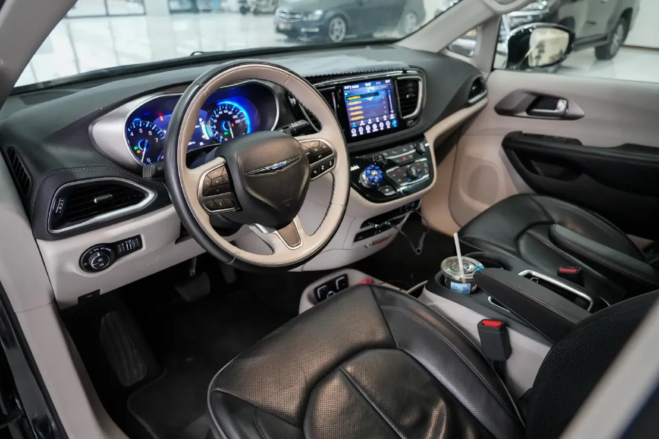 2017 Chrysler Pacifica 3.6L 279HP V6 9AT,autocango,china used car exporter,china ev exporter,chinese used car exporter,chinese used ev exporter