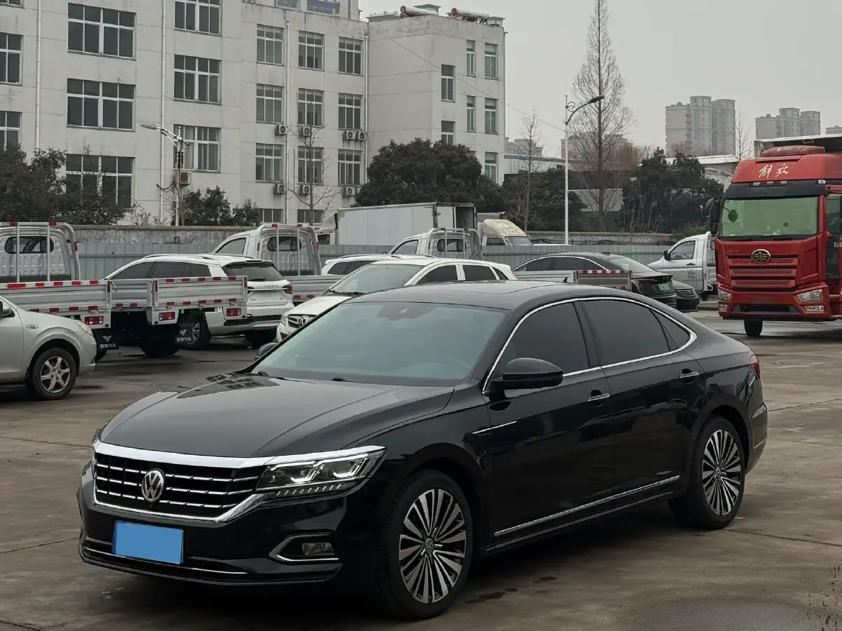 2019 Volkswagen Passat 2.0T 220HP L4 7DCT