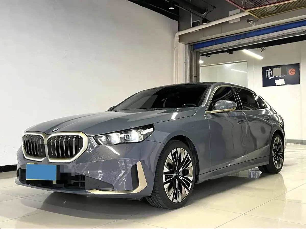 2024 BMW 5 Series 2.0T 258HP L4 8AT