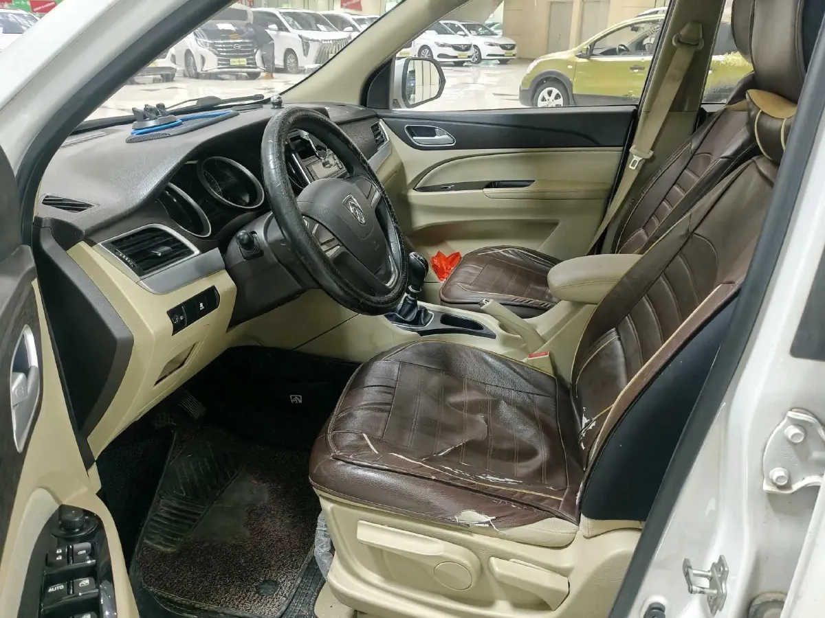 2019 BaoJun 730 1.5L 105HP L4 6MT,autocango,china used car exporter,china ev exporter,chinese used car exporter,chinese used ev exporter