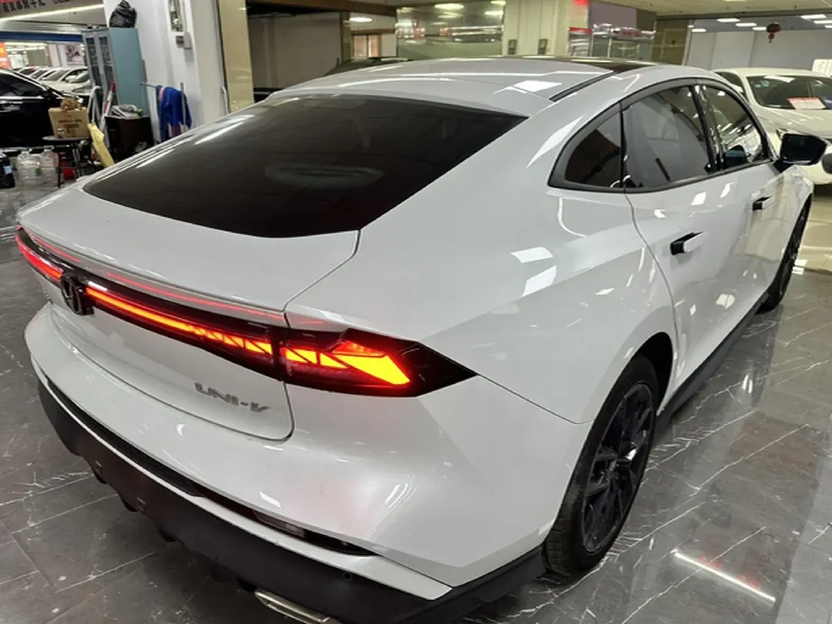 2024 ChangAn UNI-V 1.5T 188HP L4 7DCT,autocango,china used car exporter,china ev exporter,chinese used car exporter,chinese used ev exporter