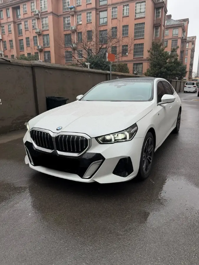 2024 BMW 5 Series 2.0T 190HP L4 8AT