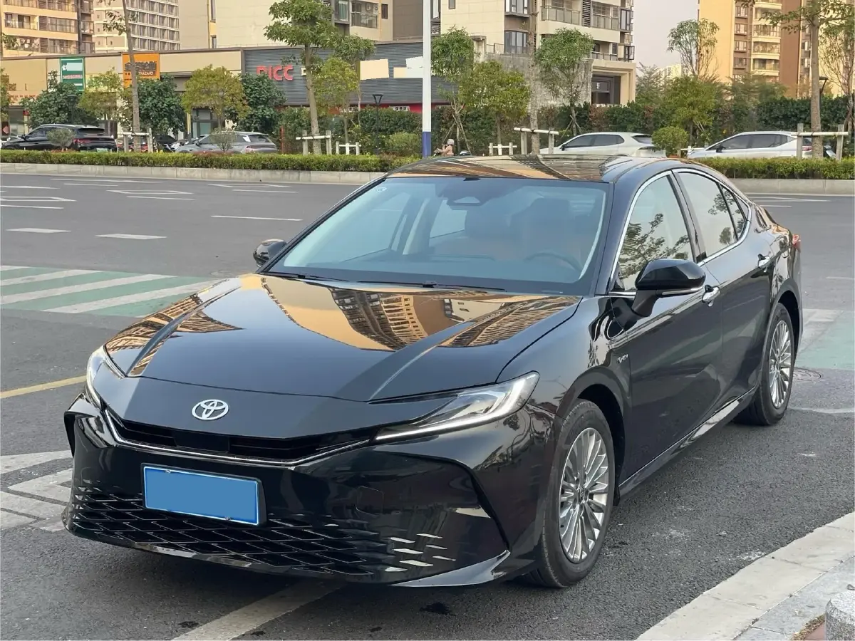 2025 Toyota Camry 2.0L 152HP L4 E-CVT Hybrid