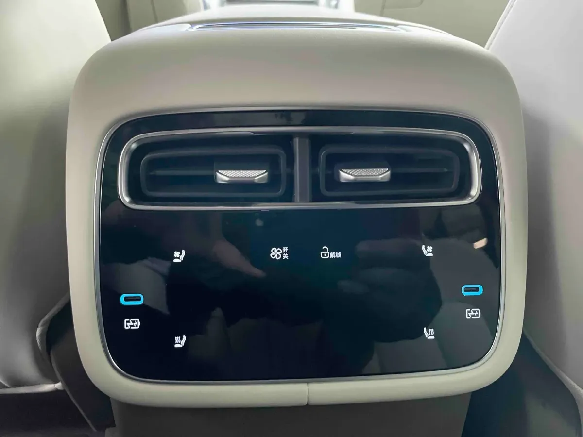 2025 Denza DenzaN8L 2.0T 207HP L4 E-CVT PHEV,autocango,china used car exporter,china ev exporter,chinese used car exporter,chinese used ev exporter